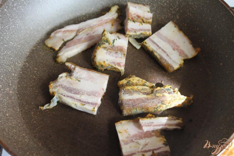 Фото приготовление рецепта: Жареный картофель на сале с баклажаном и перцем шаг №1
