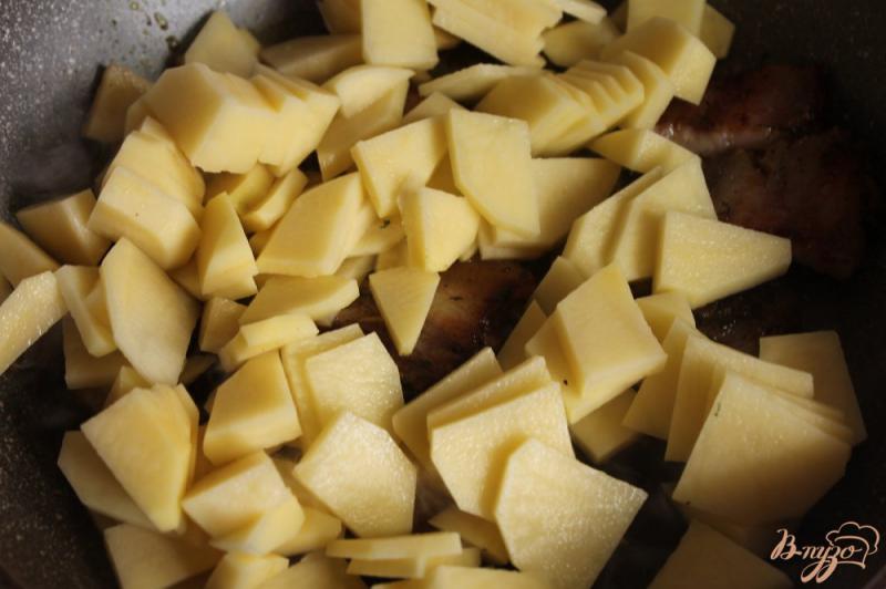 Фото приготовление рецепта: Жареный картофель на сале с баклажаном и перцем шаг №3