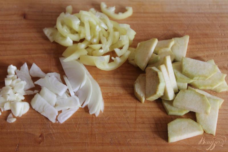 Фото приготовление рецепта: Жареный картофель на сале с баклажаном и перцем шаг №4