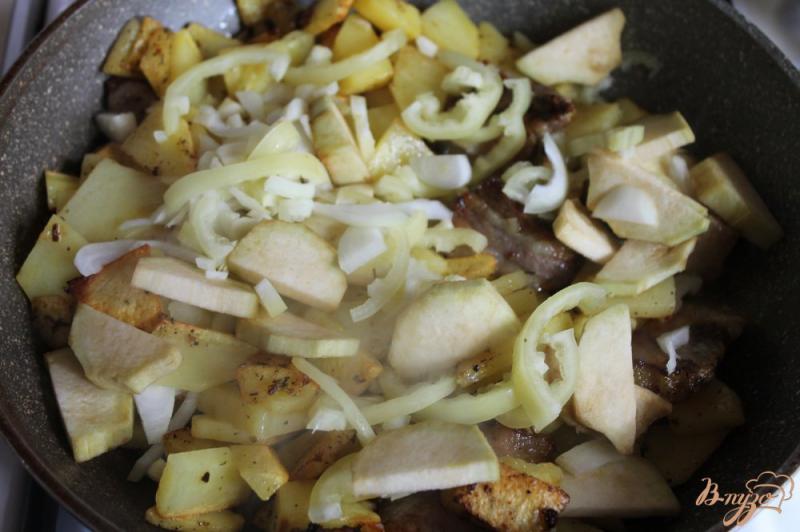 Фото приготовление рецепта: Жареный картофель на сале с баклажаном и перцем шаг №5