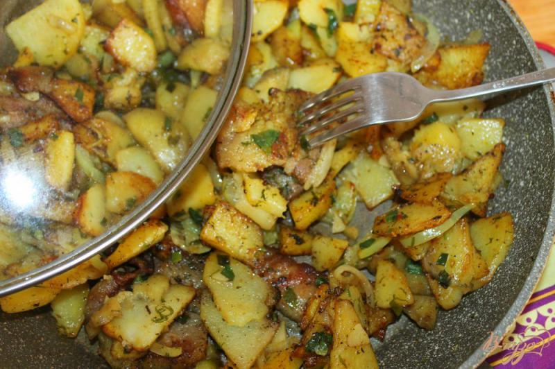 Фото приготовление рецепта: Жареный картофель на сале с баклажаном и перцем шаг №7