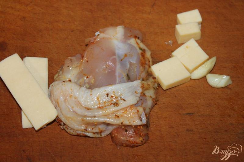 Фото приготовление рецепта: Куриные бедра с сыром в соусе Песто шаг №3