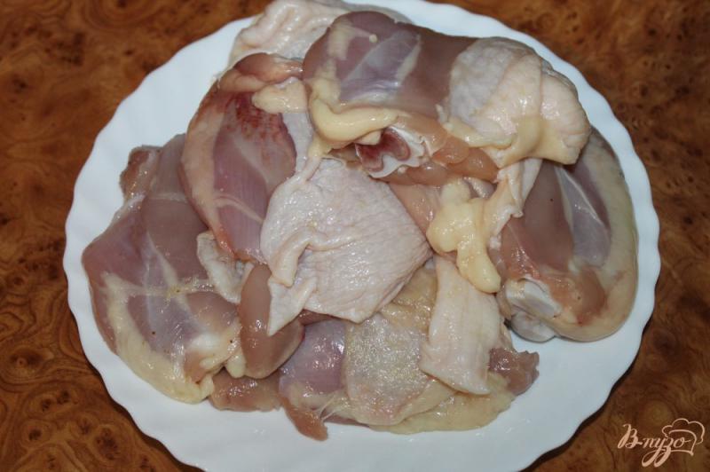 Фото приготовление рецепта: Куриные бедра с сыром в соусе Песто шаг №1