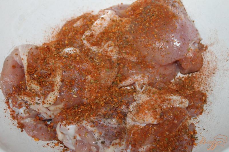 Фото приготовление рецепта: Куриные бедра с сыром в соусе Песто шаг №2