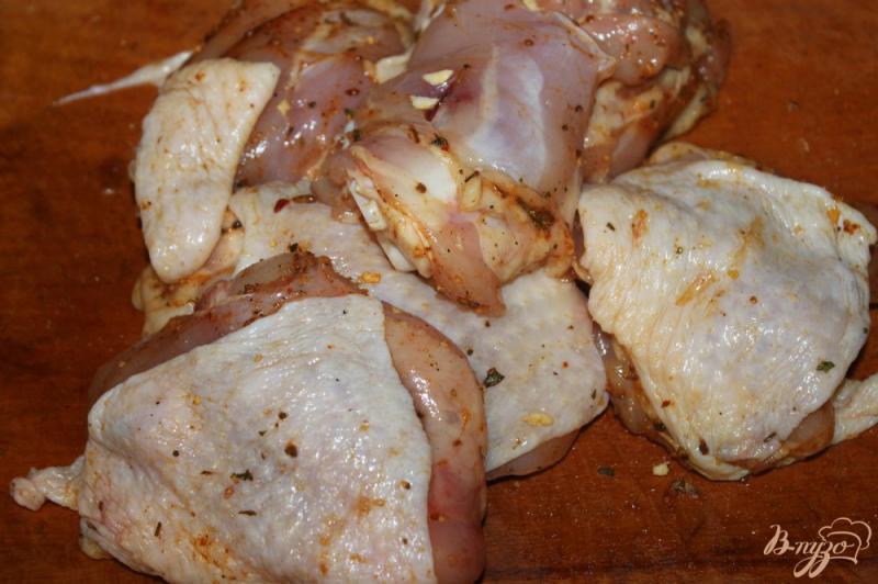 Фото приготовление рецепта: Куриные бедра с сыром в соусе Песто шаг №4