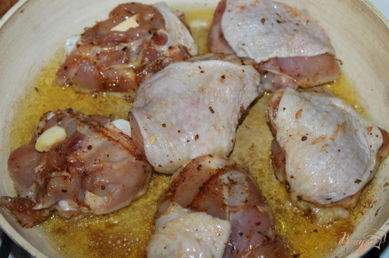 Фото приготовление рецепта: Куриные бедра с сыром в соусе Песто шаг №5