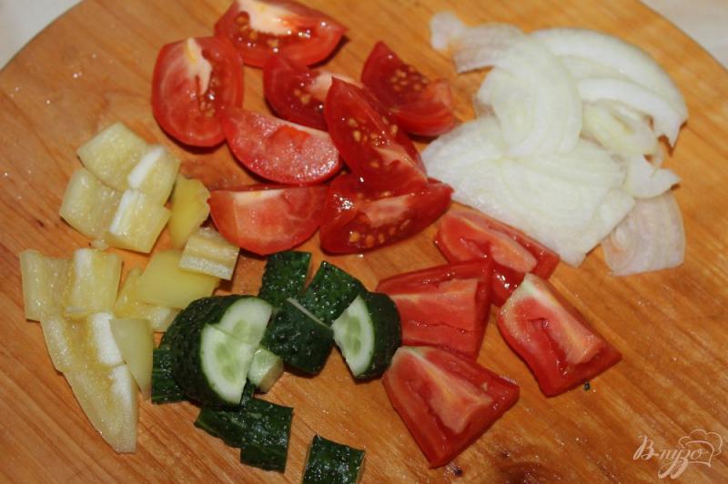 Фото приготовление рецепта: Овощной салат с Фетой и жареным баклажаном шаг №3