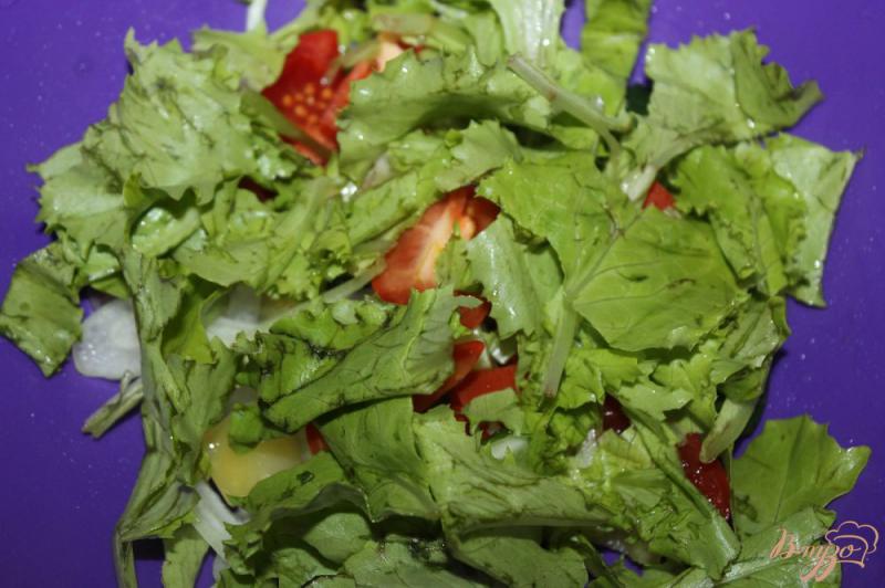 Фото приготовление рецепта: Овощной салат с Фетой и жареным баклажаном шаг №4