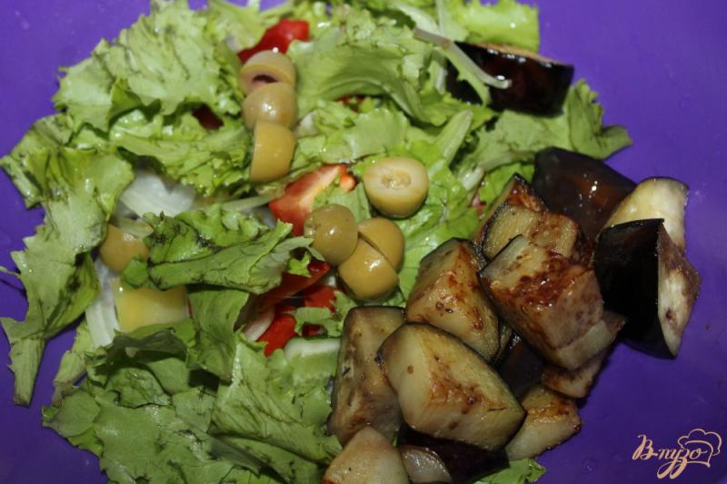 Фото приготовление рецепта: Овощной салат с Фетой и жареным баклажаном шаг №5