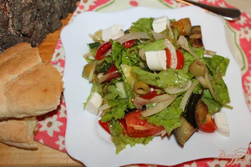 Фото приготовление рецепта: Овощной салат с Фетой и жареным баклажаном шаг №6