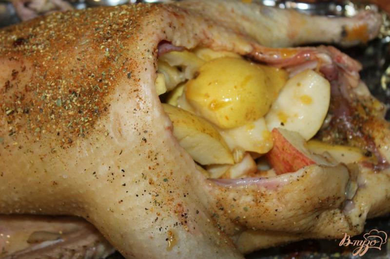 Фото приготовление рецепта: Утка в имбирно - медовом маринаде с яблоками и грушами шаг №6