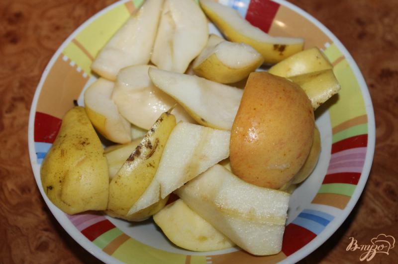 Фото приготовление рецепта: Утка в имбирно - медовом маринаде с яблоками и грушами шаг №5