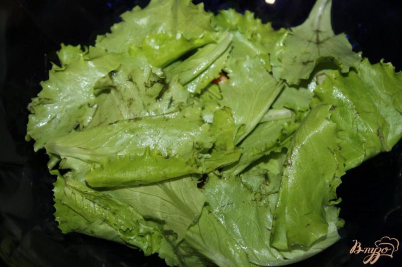 Фото приготовление рецепта: Салат с сосисками и жареными шампиньонами шаг №2