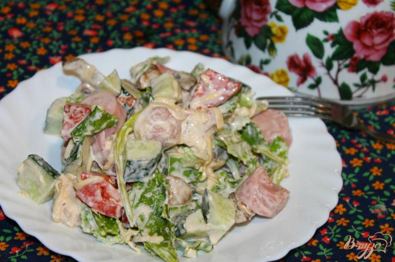 Фото приготовление рецепта: Салат с сосисками и жареными шампиньонами шаг №5