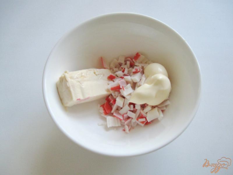 Фото приготовление рецепта: Картофель запечёный с крабовыми палочками и сыром шаг №2