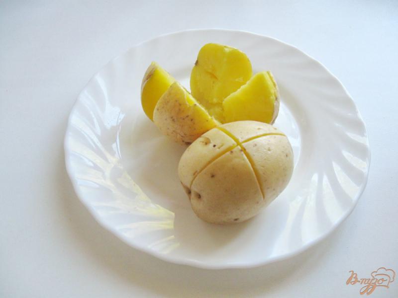 Фото приготовление рецепта: Картофель запечёный с крабовыми палочками и сыром шаг №4