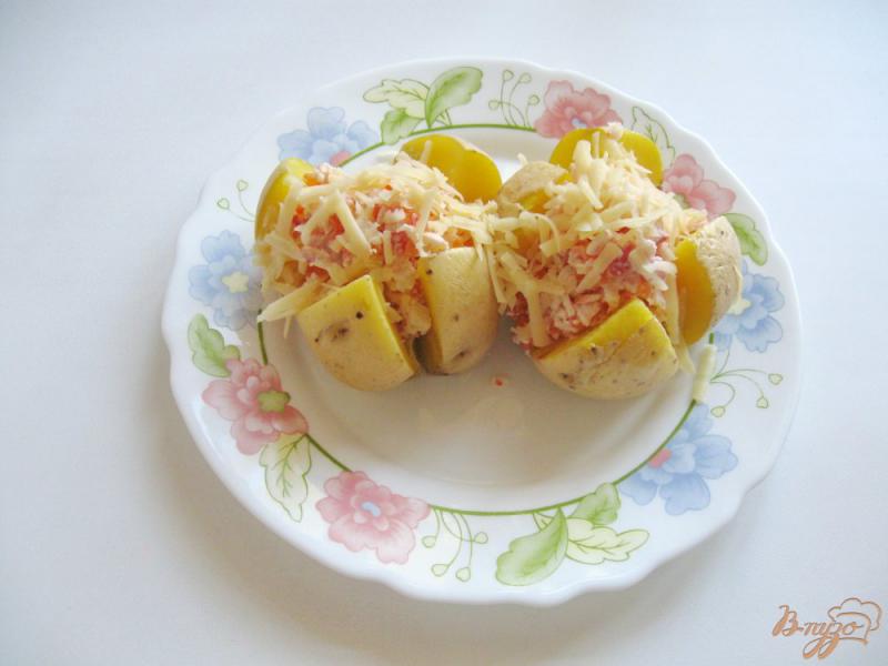 Фото приготовление рецепта: Картофель запечёный с крабовыми палочками и сыром шаг №6