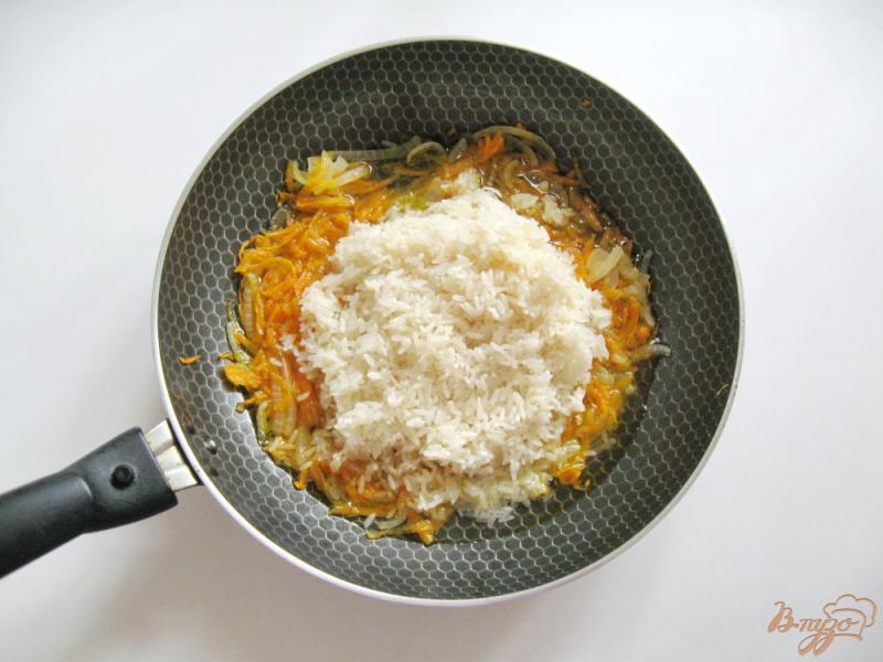 Фото приготовление рецепта: Рис в сковороде шаг №7