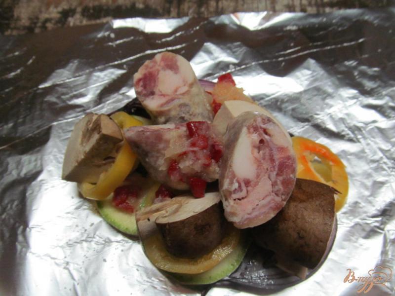 Фото приготовление рецепта: Запеченные овощи с домашними колбасками шаг №3