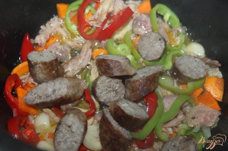 Фото приготовление рецепта: Рис с домашней колбасой и тушенкой в мультиварке шаг №5