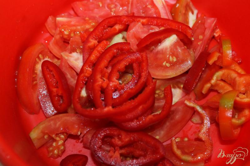 Фото приготовление рецепта: Капустный салат с соленым огурцом, перцем и помидорами шаг №2