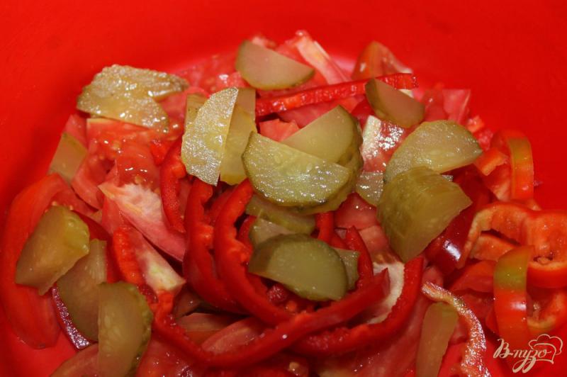 Фото приготовление рецепта: Капустный салат с соленым огурцом, перцем и помидорами шаг №3