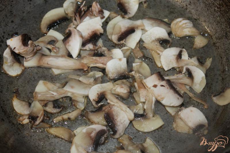 Фото приготовление рецепта: Омлет с грибами и фетой шаг №2
