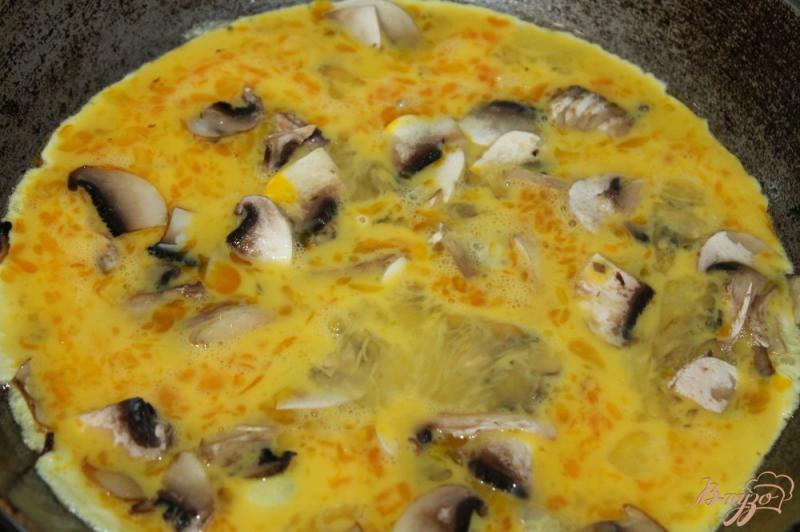 Фото приготовление рецепта: Омлет с грибами и фетой шаг №3