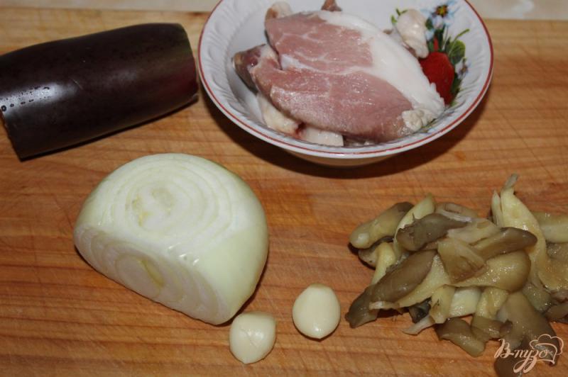 Фото приготовление рецепта: Жареная свинина с баклажаном и шпинатом шаг №1