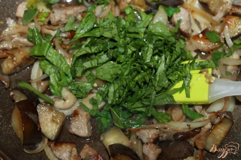 Фото приготовление рецепта: Жареная свинина с баклажаном и шпинатом шаг №5