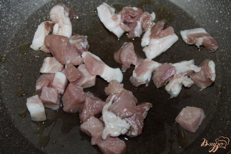 Фото приготовление рецепта: Жареная свинина с баклажаном и шпинатом шаг №3