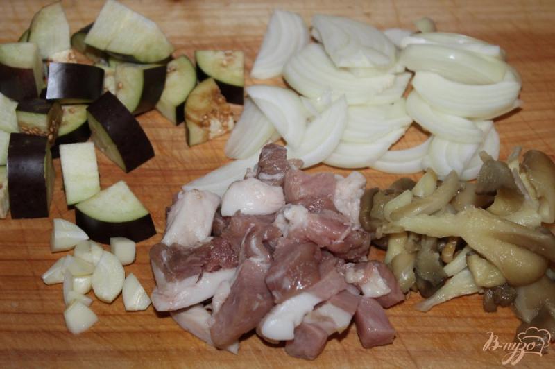 Фото приготовление рецепта: Жареная свинина с баклажаном и шпинатом шаг №2