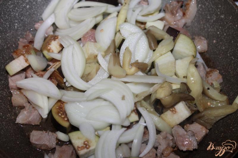 Фото приготовление рецепта: Жареная свинина с баклажаном и шпинатом шаг №4