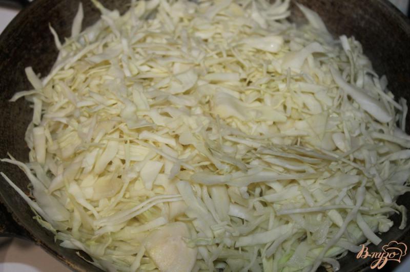 Фото приготовление рецепта: Тушеная капуста с грибами и кабачком в томатно - сметанном соусе шаг №2