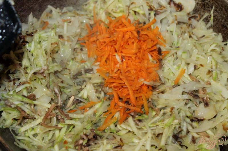Фото приготовление рецепта: Тушеная капуста с грибами и кабачком в томатно - сметанном соусе шаг №4