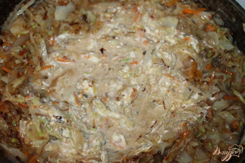 Фото приготовление рецепта: Тушеная капуста с грибами и кабачком в томатно - сметанном соусе шаг №6