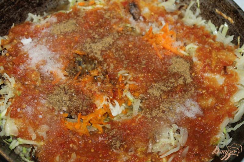 Фото приготовление рецепта: Тушеная капуста с грибами и кабачком в томатно - сметанном соусе шаг №5