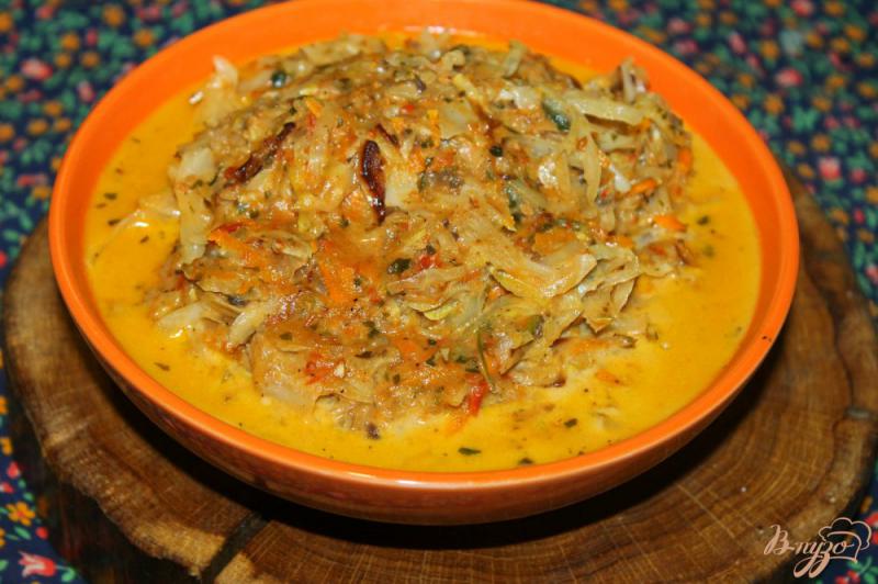 Фото приготовление рецепта: Тушеная капуста с грибами и кабачком в томатно - сметанном соусе шаг №7