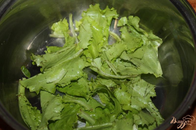 Фото приготовление рецепта: Овощной салат с мидиями и сыром шаг №1
