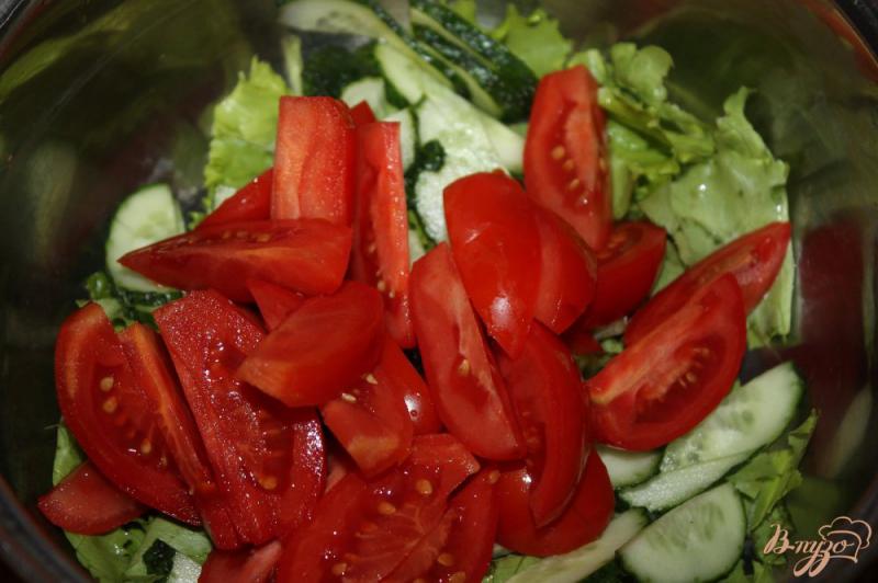 Фото приготовление рецепта: Овощной салат с мидиями и сыром шаг №2