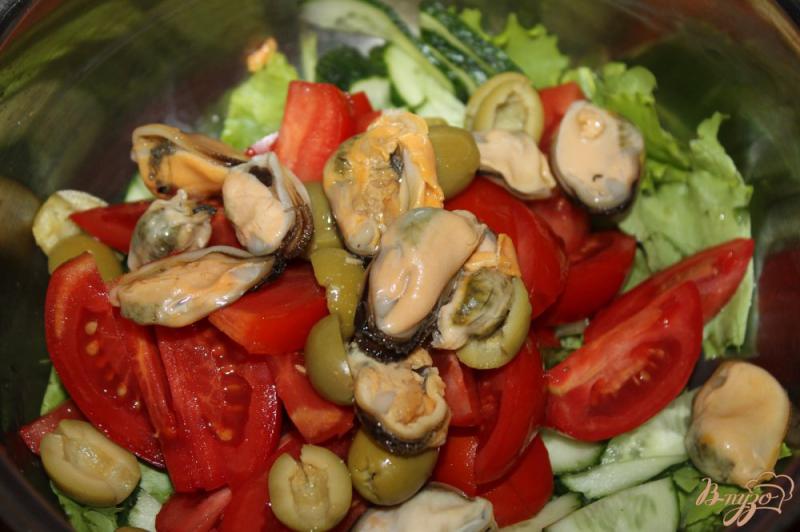 Фото приготовление рецепта: Овощной салат с мидиями и сыром шаг №3