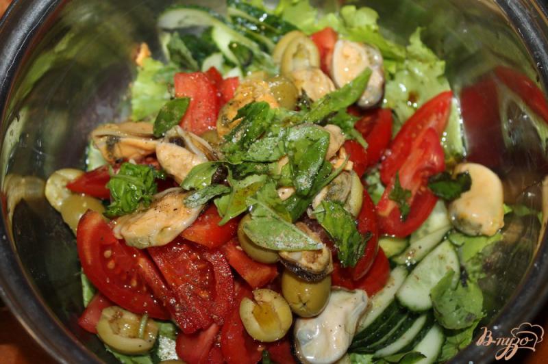 Фото приготовление рецепта: Овощной салат с мидиями и сыром шаг №4