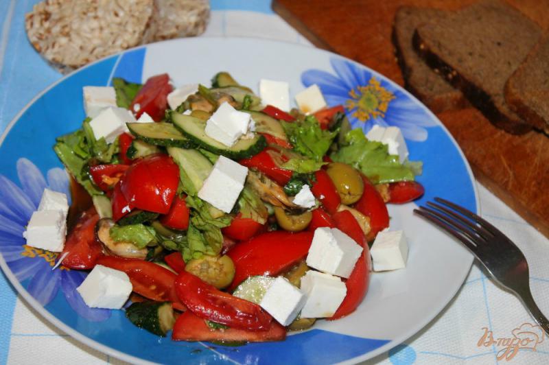Фото приготовление рецепта: Овощной салат с мидиями и сыром шаг №5