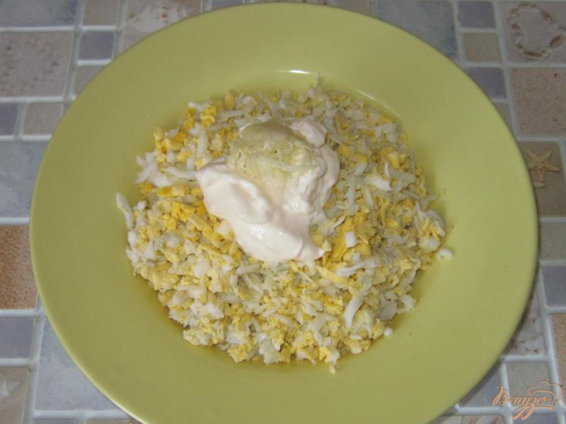 Фото приготовление рецепта: Рулет из лаваша с сардиной и яйцом шаг №4