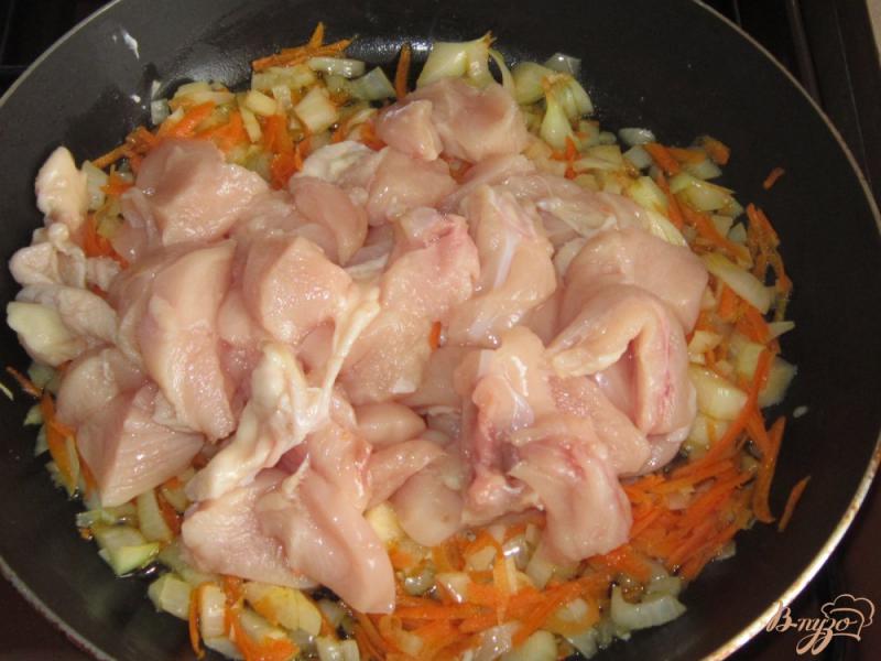 Фото приготовление рецепта: Куриная грудка запеченная в горшочке с молодым картофелем шаг №2