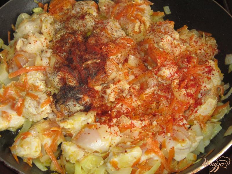 Фото приготовление рецепта: Куриная грудка запеченная в горшочке с молодым картофелем шаг №3