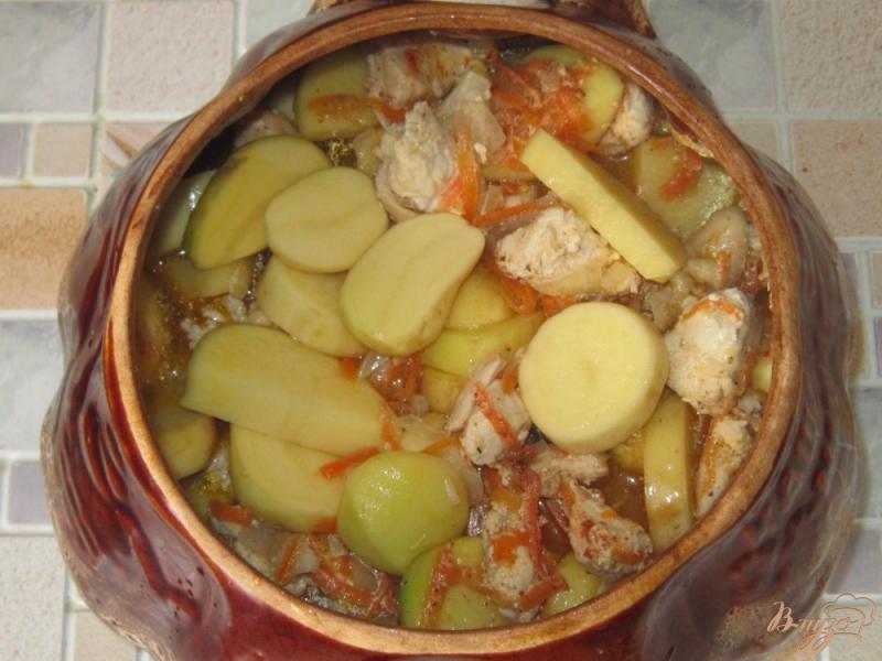 Фото приготовление рецепта: Куриная грудка запеченная в горшочке с молодым картофелем шаг №6
