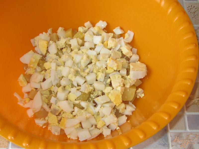 Фото приготовление рецепта: Салат крабовый с огурцом и сыром шаг №2