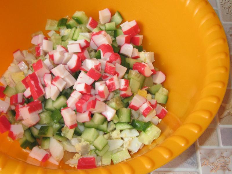 Фото приготовление рецепта: Салат крабовый с огурцом и сыром шаг №4