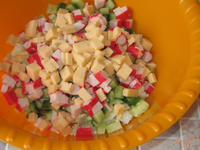 Фото приготовление рецепта: Салат крабовый с огурцом и сыром шаг №5